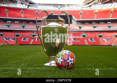UEFA Champions League 2023/2024 image symbolique : ballon officiel et trophée au stade de Wembley, Londres Angleterre Banque D'Images