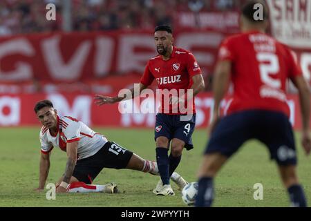 Avellaneda, Argentine. 9 mars 2024. Mauricio Isla of Independiente passe le ballon lors du match de la Copa de la Liga Profesional de Fútbol entre le Club Atlético Independiente et le Club Atlético River plate au Libertadores de América Stadium. Crédit : Mateo Occhi (Sporteo) / Alamy Live News Banque D'Images