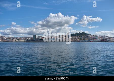Le port transatlantique de Vigo avec le bâtiment de la mairie, la ville de la culture et le fort de Vigo, Pontevedra, Espagne Banque D'Images
