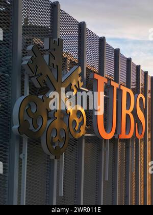 Logotype UBS sur le dessus du bureau UBS au lever du soleil. UBS AG est une société suisse de services financiers internationaux dont le siège social est situé à Zurich et à base Banque D'Images