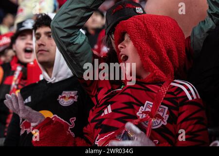 Harrison, États-Unis. 09 mars 2024. Les fans célèbrent la victoire des Red Bulls contre le Dallas FC lors d'un match régulier en MLS au Red Bull Arena le 9 mars 2024. Red Bulls a gagné 2 à 1. (Photo de Lev Radin/Sipa USA) crédit : Sipa USA/Alamy Live News Banque D'Images