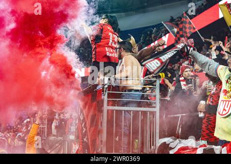 Harrison, États-Unis. 09 mars 2024. Les fans célèbrent la victoire des Red Bulls contre le Dallas FC lors d'un match régulier en MLS au Red Bull Arena le 9 mars 2024. Red Bulls a gagné 2 à 1. (Photo de Lev Radin/Sipa USA) crédit : Sipa USA/Alamy Live News Banque D'Images