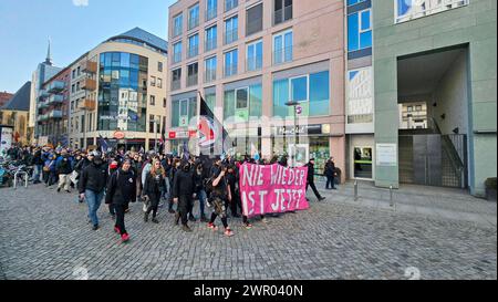 Demo Chemnitz 09.03.2024, Chemnitz, Demonstration Die Kleinstpartei Freie Sachsen Hat für Samstag in Chemnitz auf den Neumarkt zu einer Demonstration aufgerufen. DAS Motto ist : SÄXIT : Weg mit der Berliner Regierung . Nach einer Kundgebung auf dem Neumarkt vor dem Rathaus gibt es einen Demonstrationszug durch die Innenstadt. DEM entgegen haben die Bündnisse Chemnitz Nazifrei und Aufstehen gegen Rassismus unter dem motto. Alle zusammen gegen den Faschismus- für eine solidarische Welt zu einer démonstration vor dem Moritzhof aufgerufen. Nach einer Kundgebung gibt es noch einen Demonstrationszug d Banque D'Images