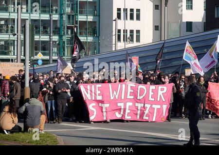 Demo Chemnitz 09.03.2024, Chemnitz, Demonstration Die Kleinstpartei Freie Sachsen Hat für Samstag in Chemnitz auf den Neumarkt zu einer Demonstration aufgerufen. DAS Motto ist : SÄXIT : Weg mit der Berliner Regierung . Nach einer Kundgebung auf dem Neumarkt vor dem Rathaus gibt es einen Demonstrationszug durch die Innenstadt. DEM entgegen haben die Bündnisse Chemnitz Nazifrei und Aufstehen gegen Rassismus unter dem motto. Alle zusammen gegen den Faschismus- für eine solidarische Welt zu einer démonstration vor dem Moritzhof aufgerufen. Nach einer Kundgebung gibt es noch einen Demonstrationszug d Banque D'Images