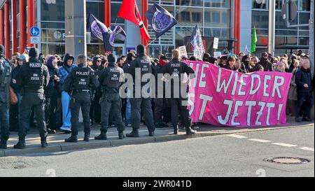 Demo Chemnitz 09.03.2024, Chemnitz, Demonstration Die Kleinstpartei Freie Sachsen hat für Samstag in Chemnitz auf den Neumarkt zu einer Demonstration aufgerufen. Das Motto ist: SÄXIT: Weg mit der Berliner Regierung . Nach einer Kundgebung auf dem Neumarkt vor dem Rathaus gibt es einen Demonstrationszug durch die Innenstadt. Dem entgegen haben die Bündnisse Chemnitz Nazifrei und Aufstehen gegen Rassismus unter dem Motto. Alle zusammen gegen den Faschismus- für eine solidarische Welt zu einer Demonstration vor dem Moritzhof aufgerufen. Nach einer Kundgebung gibt es noch einen Demonstrationszug d Banque D'Images
