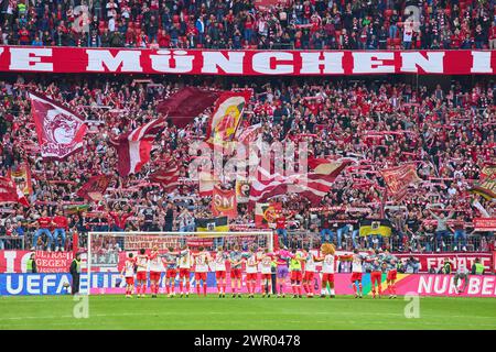 L'équipe du FCB fête avec les fans après la victoire dans le match FC BAYERN MUENCHEN - FSV MAINZ 05 8-1 le 9 mars 2024 à Munich, Allemagne. Saison 2023/2024, 1.Bundesliga, FCB,, München, journée 25, 25.Spieltag © Peter Schatz / Alamy Live News - LA RÉGLEMENTATION DFL INTERDIT TOUTE UTILISATION DE PHOTOGRAPHIES comme SÉQUENCES D'IMAGES et/ou QUASI-VIDÉO - Banque D'Images