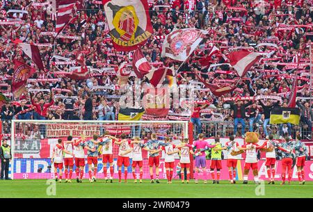 L'équipe du FCB fête avec les fans après la victoire dans le match FC BAYERN MUENCHEN - FSV MAINZ 05 8-1 le 9 mars 2024 à Munich, Allemagne. Saison 2023/2024, 1.Bundesliga, FCB,, München, journée 25, 25.Spieltag © Peter Schatz / Alamy Live News - LA RÉGLEMENTATION DFL INTERDIT TOUTE UTILISATION DE PHOTOGRAPHIES comme SÉQUENCES D'IMAGES et/ou QUASI-VIDÉO - Banque D'Images