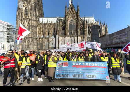 Manifestation pour la grève d'avertissement du syndicat Ver.di le 08.03.2024 à Cologne, Rhénanie du Nord-Westphalie, Allemagne, Europe Banque D'Images