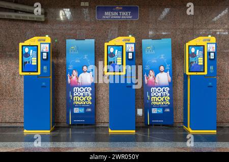 Kuala Lumpur, Malaisie - février 27,2024 : distributeur automatique de billets KTM situé au KL Sentral. Banque D'Images