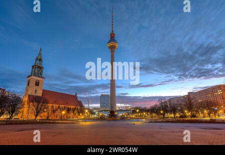 L'Alexanderplatz à Berlin avec la célèbre tour de télévision et la Marienkirche avant le lever du soleil Banque D'Images