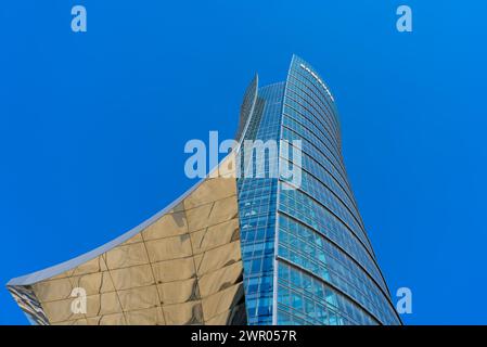 Varsovie Spire grand angle tourné d'en bas avec un toit métallique au-dessus de l'entrée, prendre 1 Banque D'Images