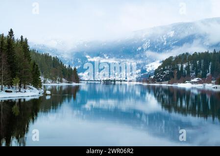 La beauté hivernale s'estompe dans les reflets, Norvège. Banque D'Images