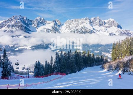 Going am Wilden Kaiser : vue sur la chaîne de montagnes Wilder Kaiser, montagne Astberg, remontée mécanique, skieur, neige à Wilder Kaiser (montagnes Kaiser), Tyro, Tyrol Banque D'Images