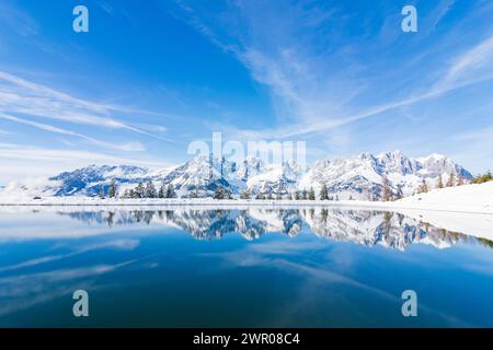 Going am Wilden Kaiser : chaîne de montagnes Wilder Kaiser, étang Astbergsee, neige à Wilder Kaiser (montagnes Kaiser), Tyrol, Autriche Banque D'Images