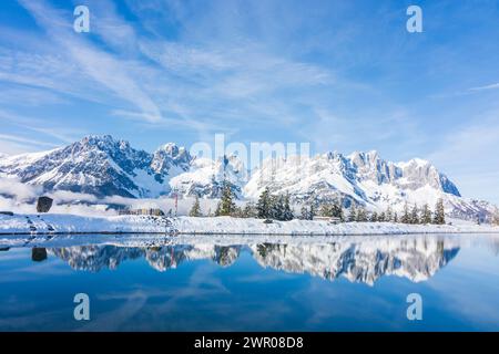 Going am Wilden Kaiser : chaîne de montagnes Wilder Kaiser, étang Astbergsee, neige à Wilder Kaiser (montagnes Kaiser), Tyrol, Autriche Banque D'Images