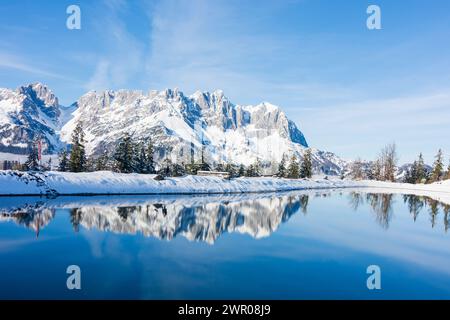Going am Wilden Kaiser : chaîne de montagnes Wilder Kaiser, étang Astbergsee, neige à Wilder Kaiser (montagnes Kaiser), Tyrol, Autriche Banque D'Images