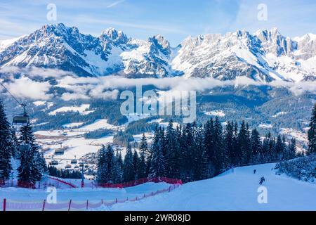 Going am Wilden Kaiser : vue sur la chaîne de montagnes Wilder Kaiser, montagne Astberg, remontée mécanique, skieur, neige à Wilder Kaiser (montagnes Kaiser), Tyro, Tyrol Banque D'Images