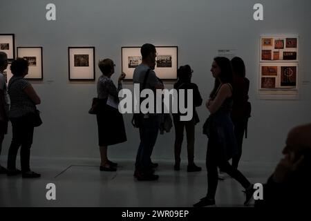 Des personnes en semi-silhouette ont éclairé des photographies de Walker Evans sur le mur lors de l'exposition rétrospective au Centre Pompidou, Paris, France Banque D'Images