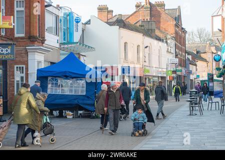 Maidenhead, Berkshire, Royaume-Uni. 8 mars 2024. Les clients étaient en déplacement à Maidenhead High Street dans le Berkshire aujourd'hui le jour du marché. Aujourd'hui, la députée de Maidenhead, Theresa May, a annoncé qu'elle ne se présentera plus comme députée après les prochaines élections générales. Crédit : Maureen McLean/Alamy Banque D'Images