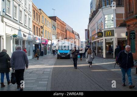 Maidenhead, Berkshire, Royaume-Uni. 8 mars 2024. Les clients étaient en déplacement à Maidenhead High Street dans le Berkshire aujourd'hui le jour du marché. Aujourd'hui, la députée de Maidenhead, Theresa May, a annoncé qu'elle ne se présentera plus comme députée après les prochaines élections générales. Crédit : Maureen McLean/Alamy Banque D'Images