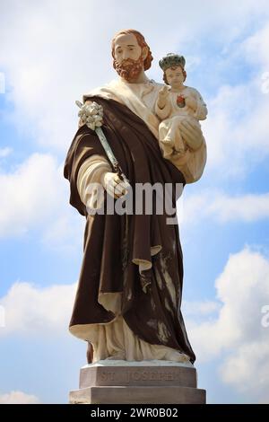 Statue de Saint Joseph tenant l'enfant Jésus. Banque D'Images