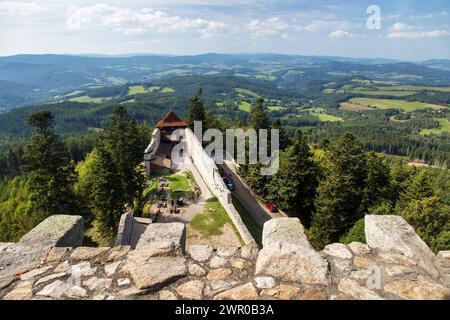 Le château de Kasperk dans le hrad Kašperk est un château gothique en pierre, partiellement en ruine, situé dans les contreforts des montagnes de Šumava Banque D'Images