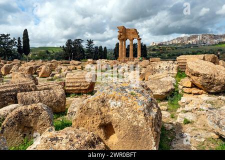 Célèbre vallée des temples avec la ville sicilienne d'Agrigente en arrière-plan Banque D'Images