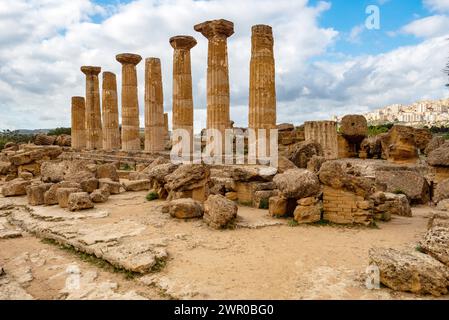 Temple d'Héraclès dans la vallée des temples près de la ville d'Agrigente sur l'île italienne de sicile Banque D'Images