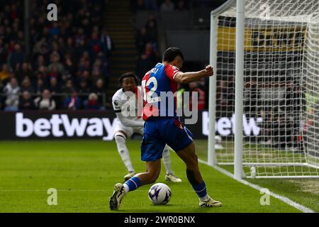 Daniel Munoz de Crystal Palace passe la balle à travers la boîte pour aider le but d'ouverture de Jean Philippe Mateta lors du match de premier League entre Crystal Palace et Luton Town à Selhurst Park, Londres, samedi 9 mars 2024. (Photo : Tom West | mi News) crédit : MI News & Sport /Alamy Live News Banque D'Images