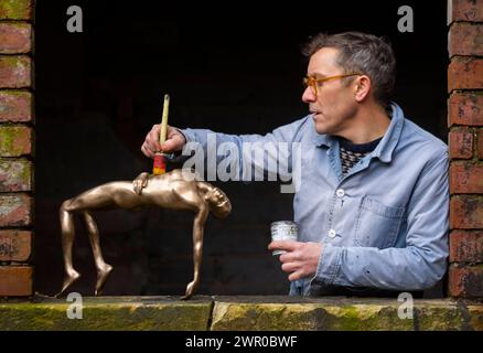 Prudhoe, Royaume-Uni. 09 mars 2024. Prudhoe, Northumberland, Angleterre. UK Arts, artiste de presse Joseph Hillier, qui travaille sur une maquette pour une sculpture grandeur nature appelée «Virtual Mortal» coulée en bronze dans son atelier de Northumberland, qui doit être montrée cet été à son exposition personnelle à Burghley House, près de Stamford dans le Lincolnshire. Le spectacle contiendra environ 25 œuvres couvrant une carrière de 25 ans, qui est bien connu pour sa sculpture, Messenger in Plymouth, qui a navigué à Plymouth sur une barge en 2019. Crédit photo : phil wilkinson/Alamy Live News Banque D'Images