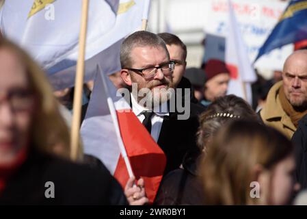 Manifestation Pologne pour la paix à Varsovie. Grzegorz Braun, politicien polonais d’extrême droite et député au parlement, est photographié lors d’une marche appelant à la paix et contre l’envoi de troupes polonaises en Ukraine à Varsovie, en Pologne, le 9 mars 2024. Quelques centaines de personnes sont descendues dans la rue après que le président français Emanuel Macron ait déclaré que le déploiement de troupes de l’OTAN en Ukraine ne devait pas être exclu. La foule, dirigée par les politiciens d'extrême droite Grzegorz Braun du parti de la Confédération Konfederacja, a crié des slogans comme des mains de nos enfants, Tusk, Kaczynski sur le front ukrainien et ce n'est pas notre w Banque D'Images