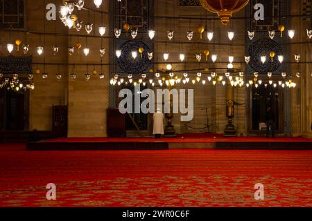 Photo de fond islamique. Un musulman priant seul dans la mosquée. Istanbul Turkiye - 10.30.2021 Banque D'Images