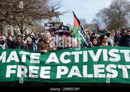 Des milliers de personnes défilent à Londres pour réclamer un cessez-le-feu à Gaza le 9 mars 2024 Banque D'Images