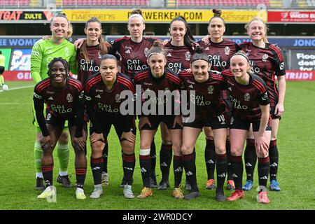 Équipe de Standard avec le gardien de but de G à R Lise musique (32) du Standard de Liège Shari Van belle (26) du Standard de Liège Claire O Riordan (11) du Standard de Liège Loredana Humartus (3) du Standard de Liège Maud Coutereels (17) de Standard de Liège Amber Barrett (9) de Standard de Liège descendant de l à R Welma Fon (22) de Standard de Liège Mariam Abdulai Toloba (7) de Standard de Liège Justine Blave (8) de Standard de Liège Noemie Gelders (10 ans) de Standard de Liège Zoe Van Eynde (14 ans) de Standard de Liège photographié lors d'une femelle match de foot entre SV Zulte - Warege Banque D'Images