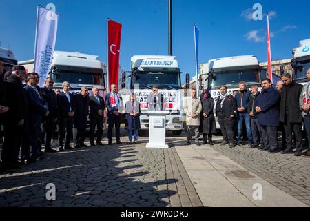 10 mars 2024, Gaziantep, Turkiye : Gaziantep, Turkiye. 10 mars 2024. Un convoi d'aide de cinq gros camions est organisé à Gaziantep et prêt à partir pour Gaza. Le Gouverneur de Gaziantep, Kemal Ã‡eber, le maire de Gaziantep, Fatima Åžahin, l'ancien Ministre de la Justice et Vice-Président du Parti de la Justice et du développement, Abdulhamit GÃ¼l, ainsi que des dignitaires locaux ont assisté à l'événement. Le convoi Gaziantep est l'un des nombreux convois préparés dans diverses villes turques en direction de la bande de Gaza dévastée (crédit image : © Zakariya Yahya/IMAGESLIVE via ZUMA Press Wire) EDITORIAL USAG Banque D'Images