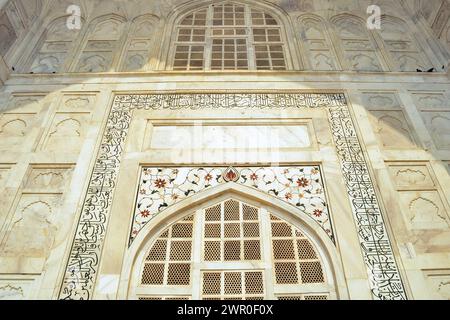 Vue partielle du Taj Mahal, site du patrimoine mondial de l'UNESCO, Agra, Uttar Pradesh, Inde Banque D'Images