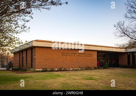 Prattville, Alabama, États-Unis-6 mars 2024 : la bibliothèque publique d'Autauga-Prattville au coucher du soleil un jour de printemps tôt, sans personne et espace négatif. Banque D'Images