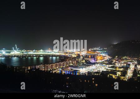 Ville de Douvres, plage et port la nuit depuis un point de vue élevé au château de Douvres. Au premier plan, on voit le centre commercial St James Retail and Leisure Park. Banque D'Images