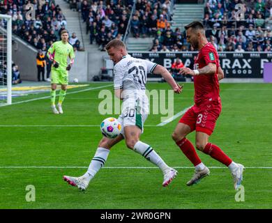 Sports, football, Bundesliga, 2023/2024, Borussia Moenchengladbach vs. 1. FC Koeln 3-3, stade Borussia Park, scène du match, Nico Elvedi (MG) est parti devant et Sargis Adamyan (FC), gardien de but Moritz Nicolas (MG), LA RÉGLEMENTATION DFL INTERDIT TOUTE UTILISATION DE PHOTOGRAPHIES COMME SÉQUENCES D'IMAGES ET/OU QUASI-VIDÉO Banque D'Images