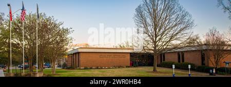 Prattville, Alabama, États-Unis-6 mars 2024 : panorama de la bibliothèque publique d'Autauga-Prattville au coucher du soleil au début du printemps. Banque D'Images