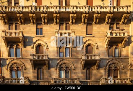 Balcons et fenêtres sur un immeuble de style gothique dans le centre de Milan, Lombardie, Italie. Banque D'Images