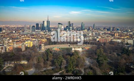 Vue aérienne de Milan regardant au nord-est de la Tour Branca après Atletica Meneghina et vers Porta Nuova, Lombardie, Italie Banque D'Images