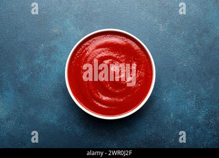 Pâte de tomate, sauce, ketchup avec espace de copie, vue de dessus Banque D'Images