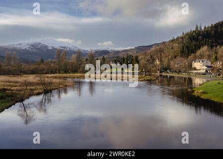 Ben Ledi est une montagne située à Stirling, en Écosse. Il mesure 879 mètres de haut et est donc classé Corbett. Il se trouve à environ six kilomètres au nord-ouest Banque D'Images