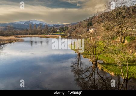 Ben Ledi est une montagne située à Stirling, en Écosse. Il mesure 879 mètres de haut et est donc classé Corbett. Il se trouve à environ six kilomètres au nord-ouest Banque D'Images