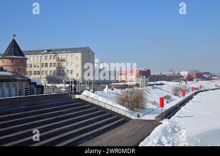 Tula, Russie - 2 mars 2024 : des gens marchent sur le quai Kazan de la rivière UPA et la tour du Kremlin de Tula. Matin d'hiver. Tula, Russie Banque D'Images