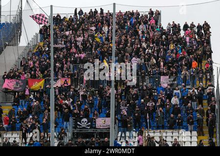 Supporters du Palermo FC lors du match de championnat italien de Serie B entre Brescia Calcio et Palermo FC au stade Mario Rigamonti sur Marc Banque D'Images