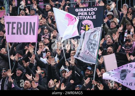 Supporters du Palermo FC lors du match de championnat italien de Serie B entre Brescia Calcio et Palermo FC au stade Mario Rigamonti sur Marc Banque D'Images