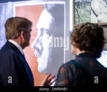 AMSTERDAM - le roi Willem-Alexander reçoit une visite lors de la réunion d'ouverture du Musée national de l'Holocauste. Le musée traite de l'histoire de la persécution des Juifs aux pays-Bas. ANP RAMON VAN FLYMEN pays-bas OUT - belgique OUT Banque D'Images