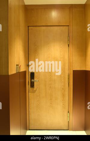 porte d'entrée en bois avec ombre de fond de lumière électrique et texture Banque D'Images